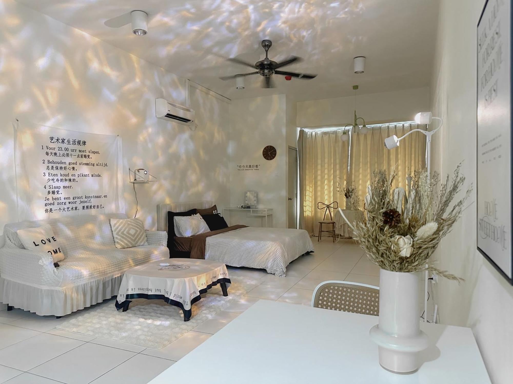 At Akademiksuite Jb Mount Austin With Wifi Projector Pool Johor Bahru